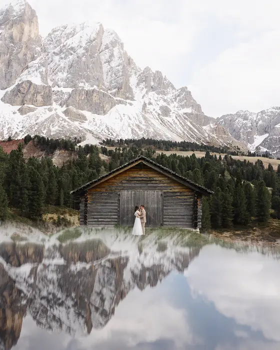 Drewniana chata nad jeziorem w Dolomitach, Para Młoda w oddali